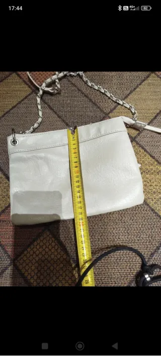 Bolso bandolera crema con cadena