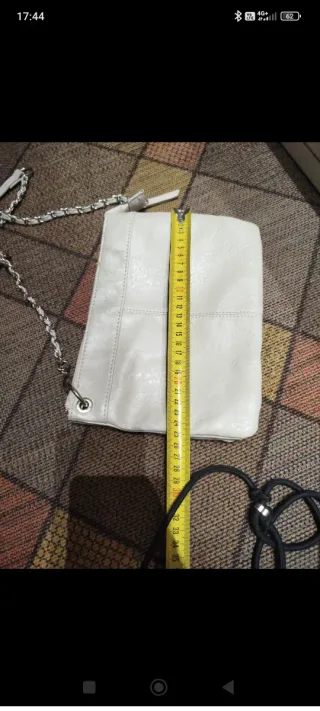 Bolso bandolera crema con cadena