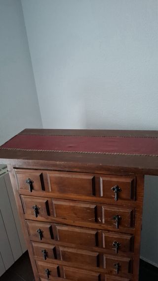 Cómoda castellana madera y cuero 7 cajones