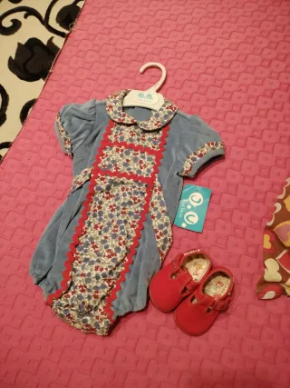 Conjunto bebé floral y rojo y zapatos núm 18