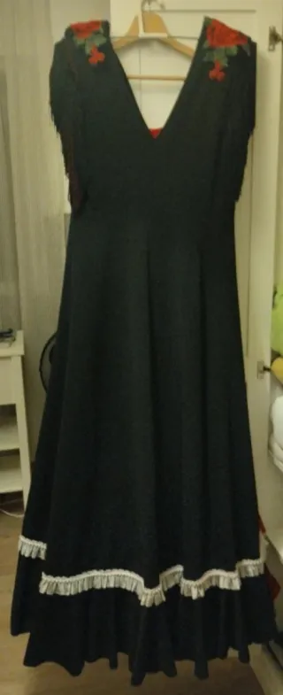 Traje de flamenca negro con rosas rojas