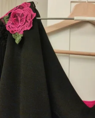 Traje de flamenca negro con rosas rojas