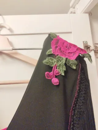 Traje de flamenca negro con rosas rojas