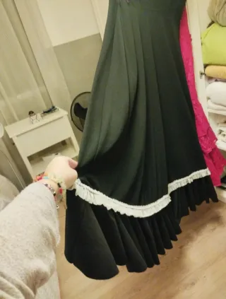 Traje de flamenca negro con rosas rojas