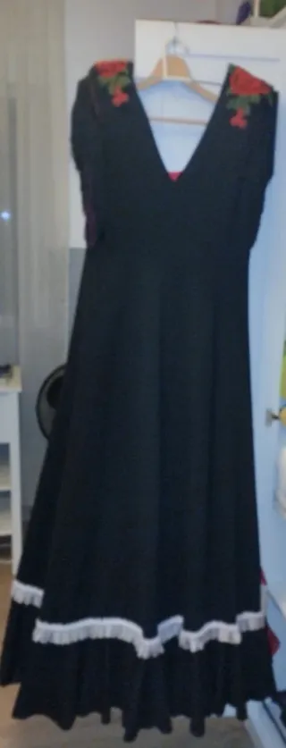 Traje de flamenca negro con rosas rojas