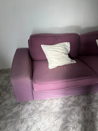 Sofá de tela morado