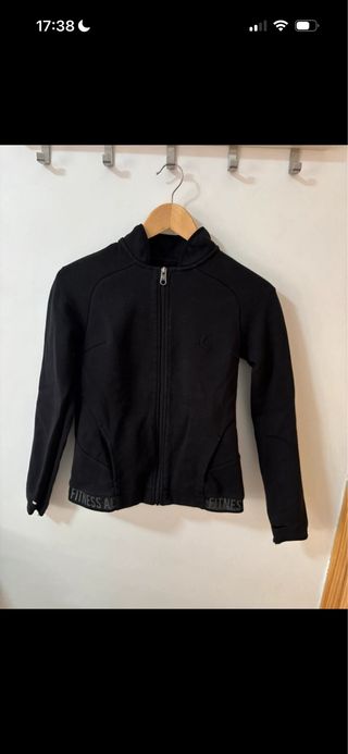 Chaqueta deportiva negra con cremallera