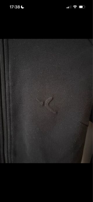 Chaqueta deportiva negra con cremallera