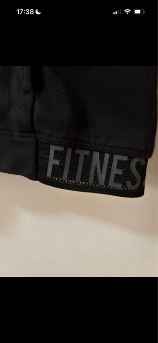 Chaqueta deportiva negra con cremallera