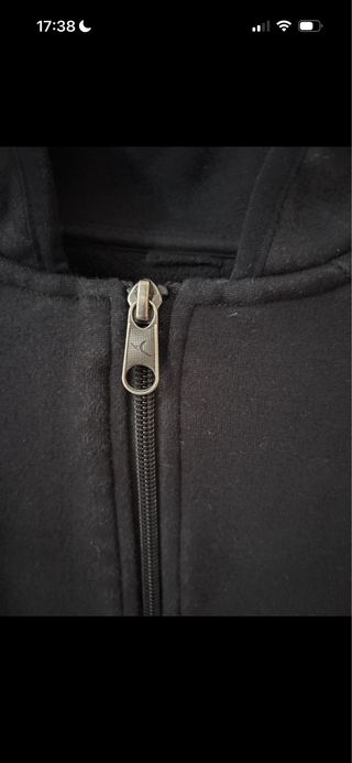 Chaqueta deportiva negra con cremallera