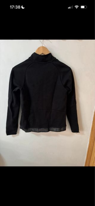 Chaqueta deportiva negra con cremallera