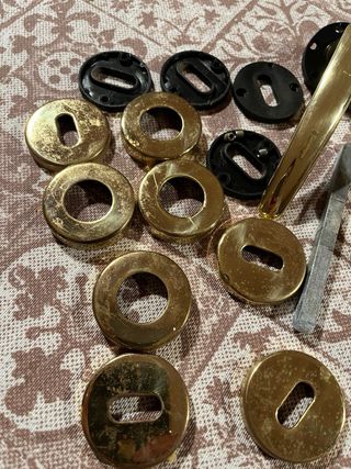 Maniglie dorate in metallo e plastica