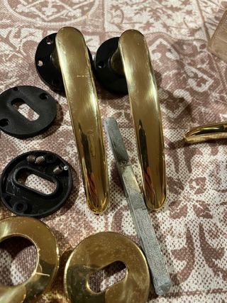 Maniglie dorate in metallo e plastica