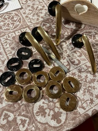 Maniglie dorate in metallo e plastica