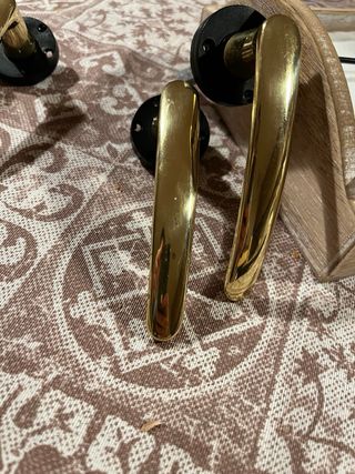 Maniglie dorate in metallo e plastica