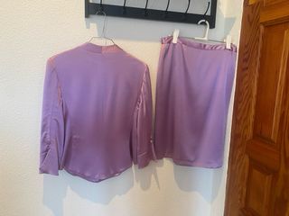 Traje chaqueta y falda raso lila