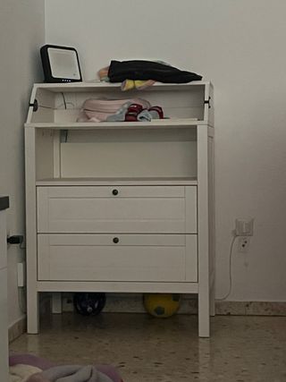 Cómoda SUNDVIK con cambiador blanca