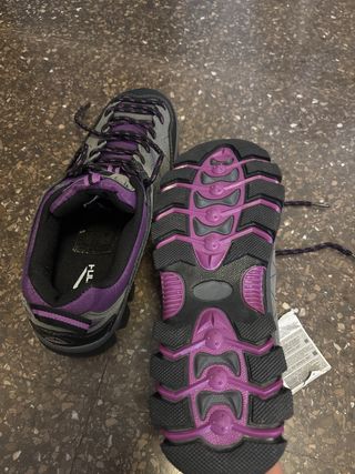 Zapatos de montaña grises y morados