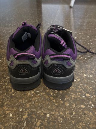 Zapatos de montaña grises y morados