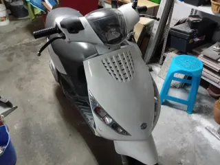 Moto Scooter Negra y Blanca