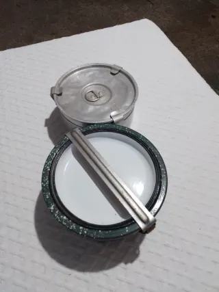 Antiche scatole per alimenti in metallo