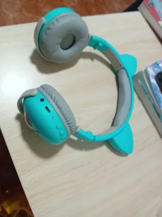 Auriculares azules con orejas de gato