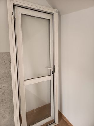 Puerta aluminio blanca