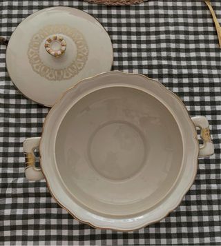 Sopera Porcelana Alemana Beig y Dorada