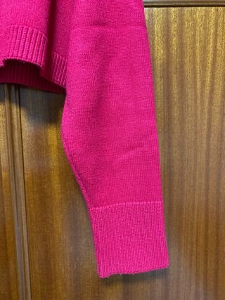 Jersey Zara cuello alto fucsia. Diseño crop.