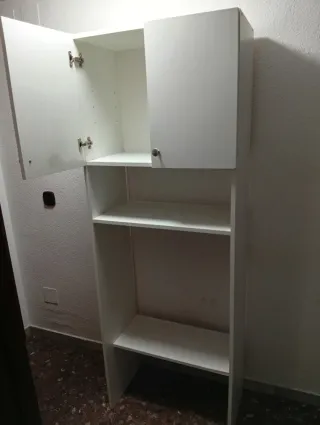 Estantería blanca con puertas y baldas