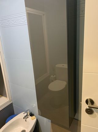 Mueble de baño con lavabo,grifo, espejo y armario