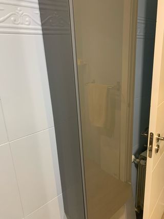 Mueble de baño con lavabo,grifo, espejo y armario