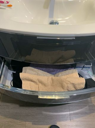 Mueble de baño con lavabo,grifo, espejo y armario