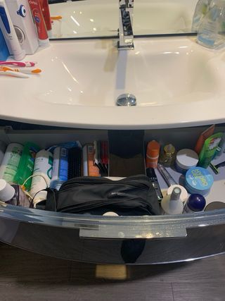 Mueble de baño con lavabo,grifo, espejo y armario