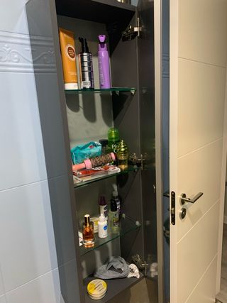 Mueble de baño con lavabo,grifo, espejo y armario