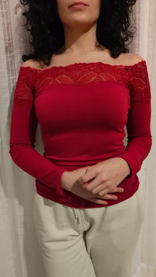 Maglietta rossa con scollo a barca in pizzo