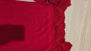 Maglietta rossa con scollo a barca in pizzo