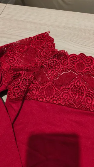 Maglietta rossa con scollo a barca in pizzo