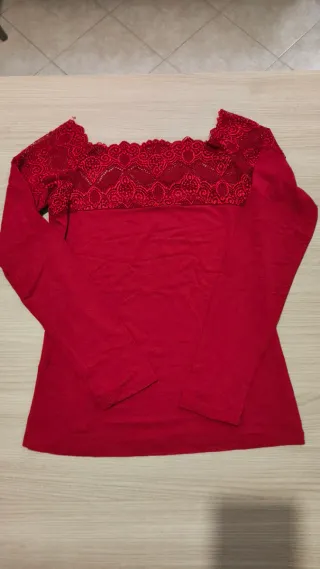 Maglietta rossa con scollo a barca in pizzo