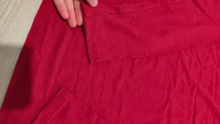 Maglietta rossa con scollo a barca in pizzo