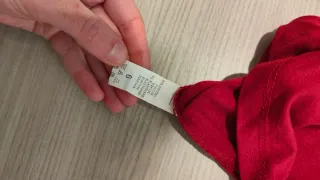 Maglietta rossa con scollo a barca in pizzo