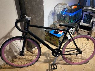 Bicicleta de carretera rosa y negra