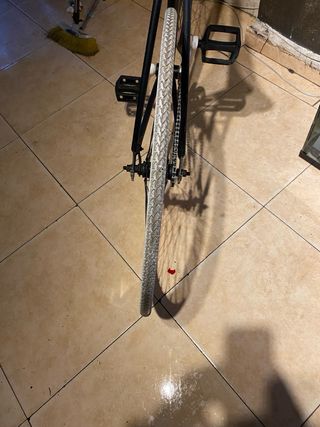 Bicicleta de carretera rosa y negra