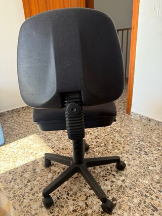 Silla de oficina giratoria negra