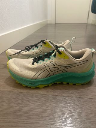 Zapatilla ASICS beige y verde