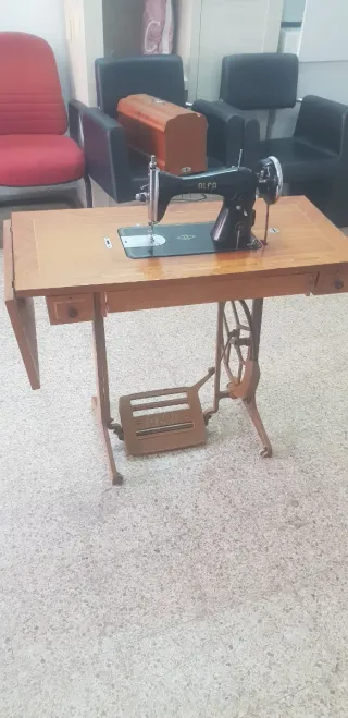 Máquina de coser Alfa antigua