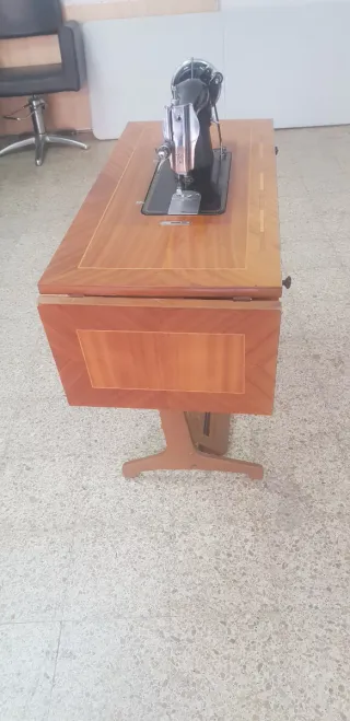 Máquina de coser Alfa antigua