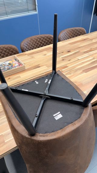 Silla comedor acolchada marrón con aspecto antiguo