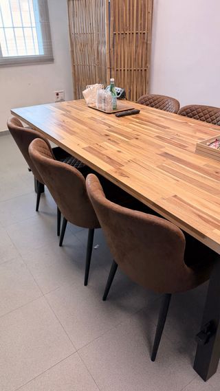 Silla comedor acolchada marrón con aspecto antiguo