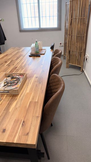 Silla comedor acolchada marrón con aspecto antiguo